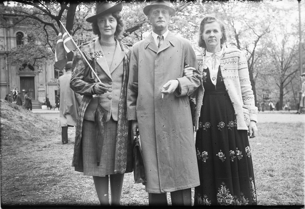 Håkon Prestkværn, 17. mai-feiring. Ukjent mann og ukjente kvinner med flagg.
