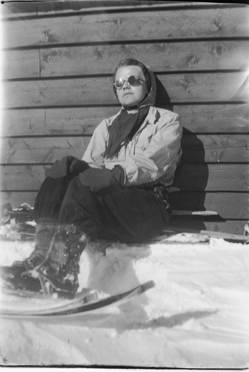 Håkon Prestkværn, Ukjent dame soler seg med solbriller.