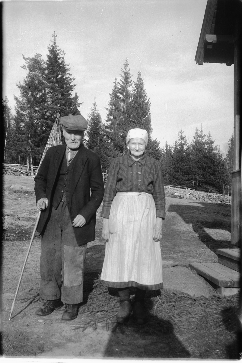 Håkon Prestkværn, Eldre mann og kvinne ved hus.