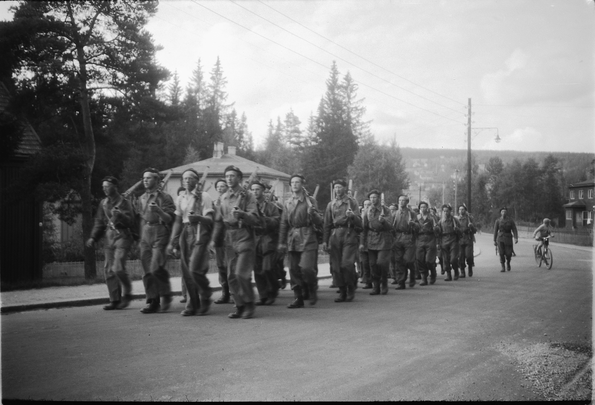 Håkon Prestkværn, Soldater marsjerer med våpen og uniform.