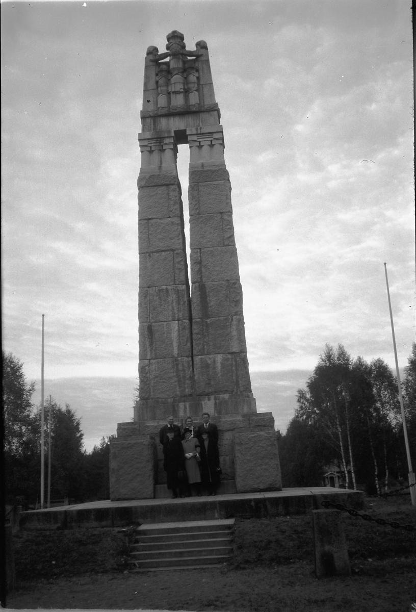 Håkon Prestkværn, FREDSMONUMENTET VED MAGNOR.