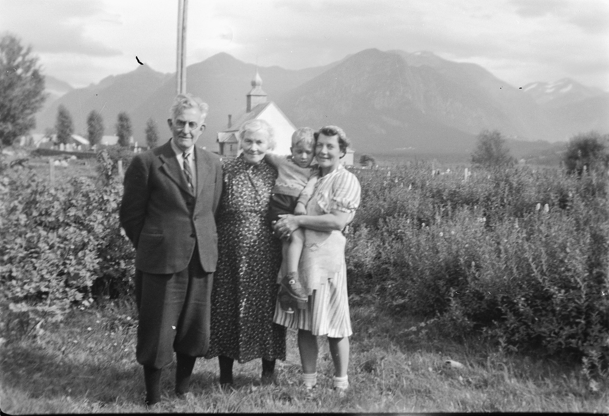 Håkon Prestkværn, Eldre kvinne og mann med ukjent kvinne og barn.