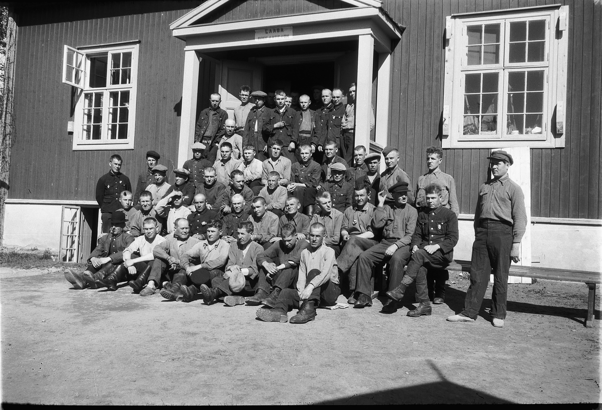 Håkon Prestkværn, RUSSISKE KRIGSFANGER, RINGSAKER UNGDOMSLOKALE, 7/6-1945. DET SIES AT DE PÅ DENNE DAGEN HADDE BESØK AV TO RUSSISKE DAMER FRA HAMAR MADAM LISOVSKAJA OG MADAM SCHILLINGSKAJA, TO RUSSISKE ADELSDAMER SOM RØMTE UNDER REVOLUSJONEN OG ENDTE PÅ HAMAR SOM MUSIKKPEDAGOGER.
