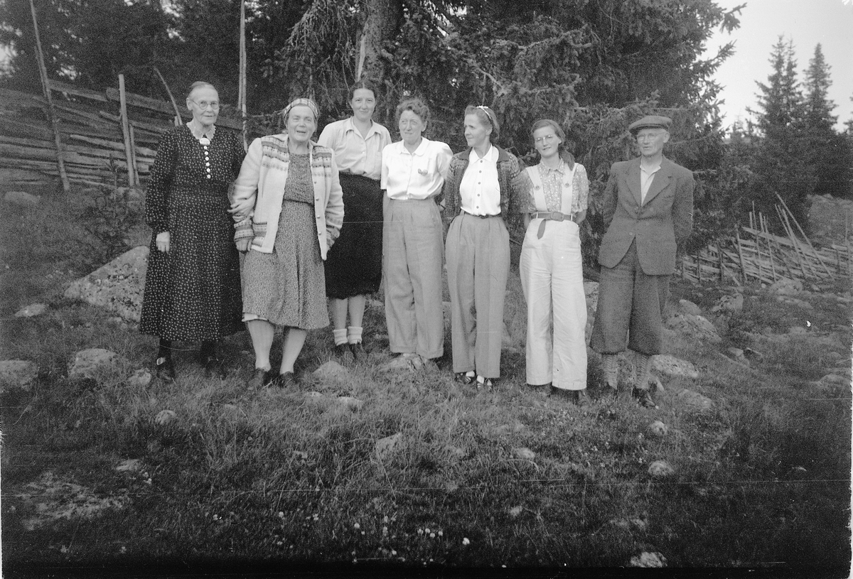Håkon Prestkværn, Ukjent gruppe på piknik i skogen.
