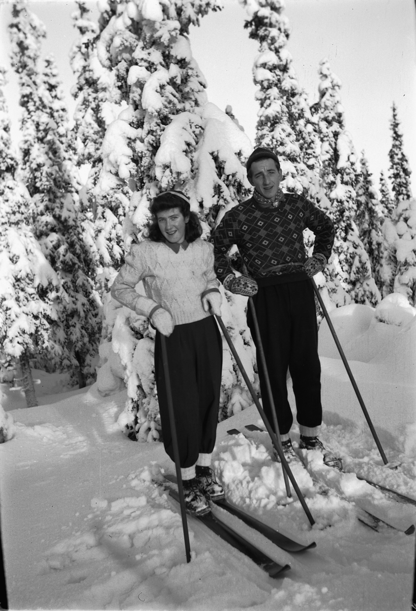 Håkon Prestkværn, Ukjent kvinne og mann på skitur i skogen.