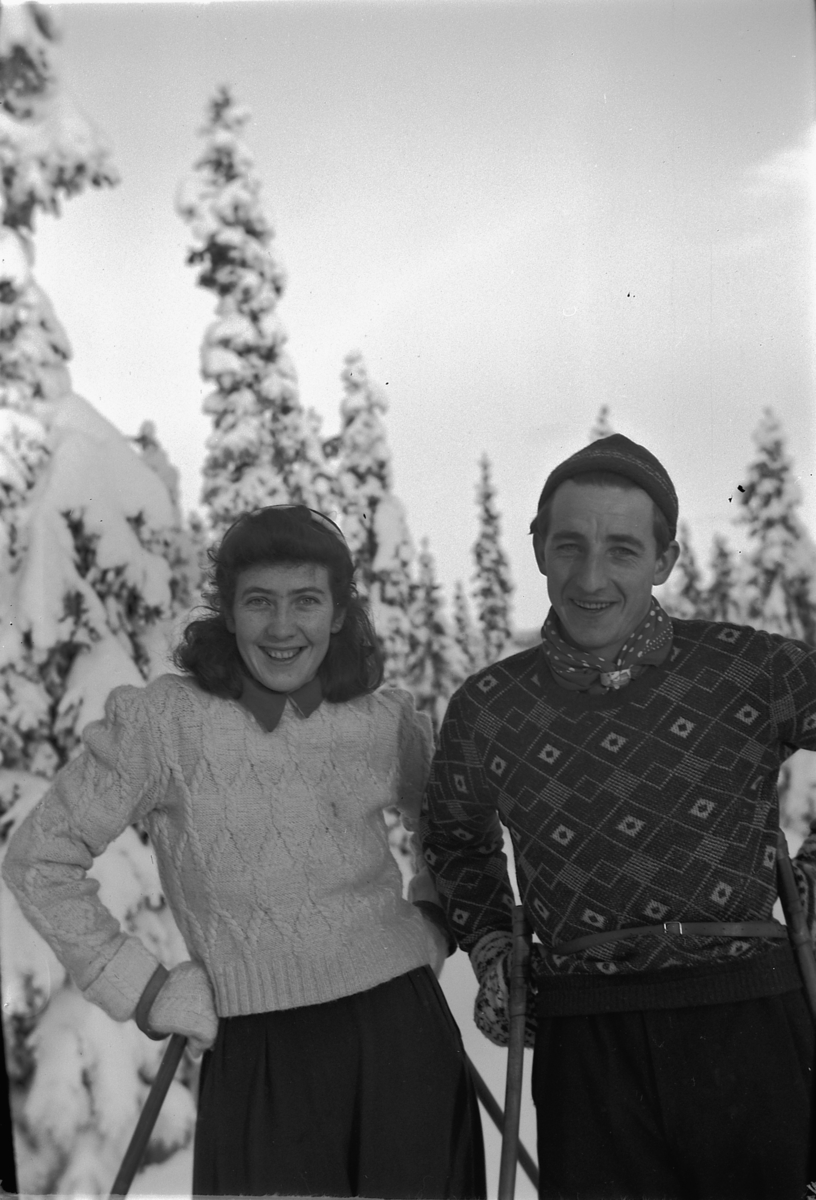 Håkon Prestkværn, Else og Peder Bjørklund på skitur i skogen.