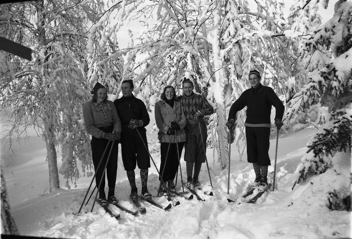 Håkon Prestkværn, Ukjent gruppe kvinner og menn på skitur i skogen.