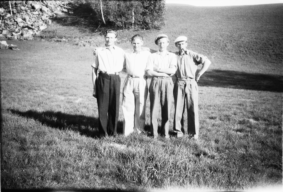 Håkon Prestkværn, Ukjent gruppe menn på et jorde. Sixpence, pipe.