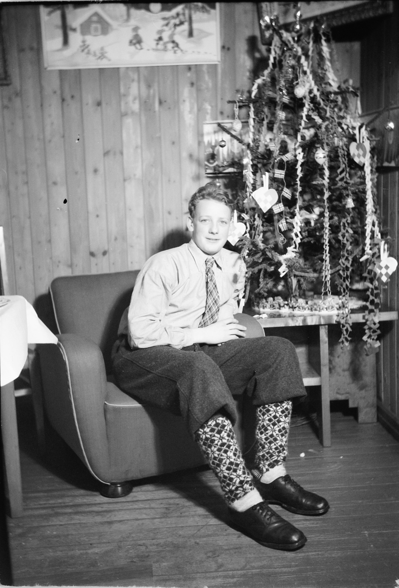 Håkon Prestkværn, Interiør, stue. Sparemøte, Alf Syversen foran juletre.