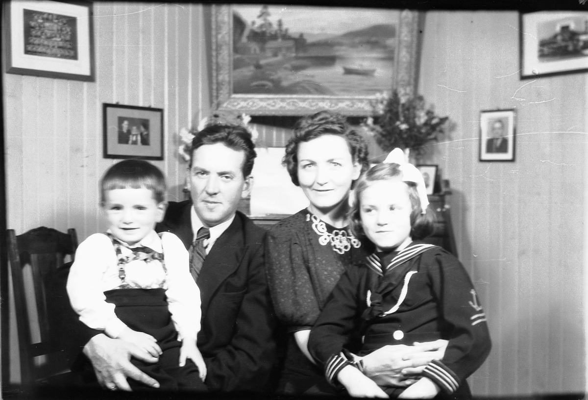 Håkon Prestkværn, Interiør, stue, konfirmasjon, Sveum. Familie med to barn.
