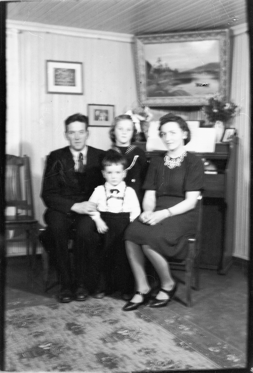 Håkon Prestkværn, Interiør, stue, konfirmasjon, Sveum. Familie med to barn.