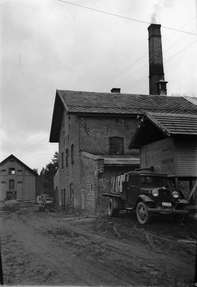 Håkon Prestkværn, Strand Brenneri, Moelv,eksteriør. Lastebil D-4120, tilhørte bedriften.