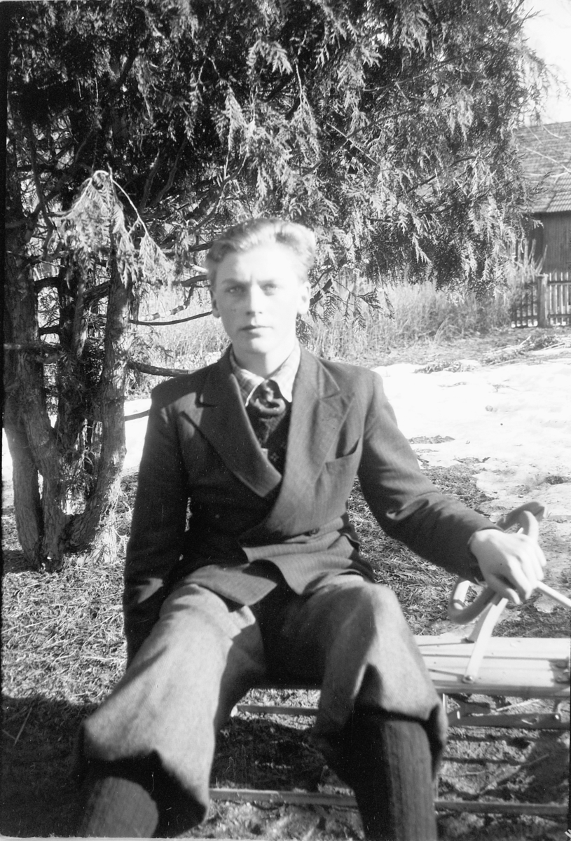 Håkon Prestkværn, Ukjent mann foran et tre.