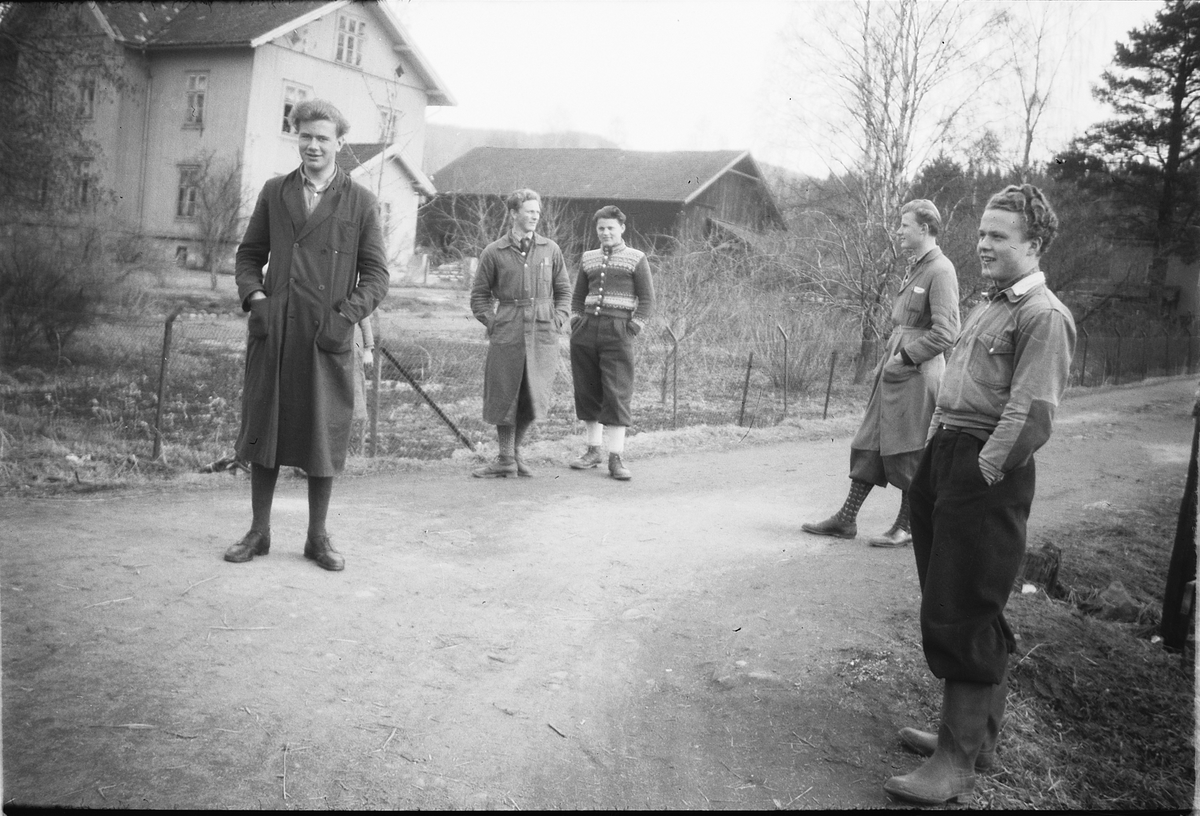 Håkon Prestkværn, Fem ukjente menn på en vei foran en gard.