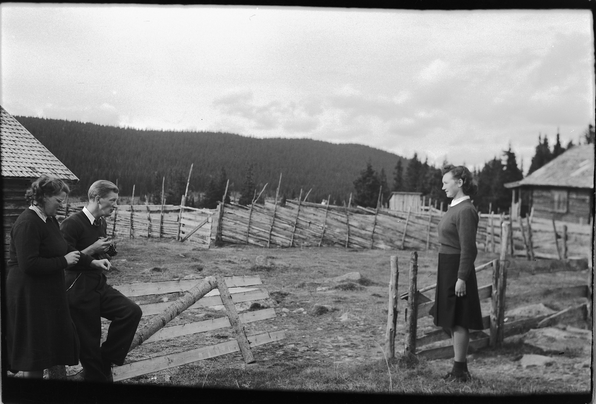 Håkon Prestkværn, Ukjent fotograf tar bilde av ukjent kvinne ved en skigard på ei sæter.
