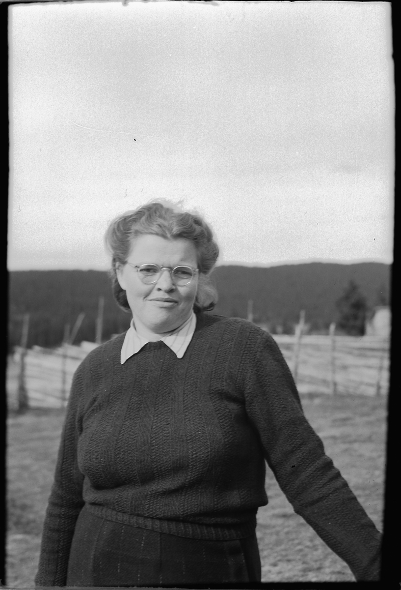 Håkon Prestkværn, Ukjent kvinne står foran skigard.