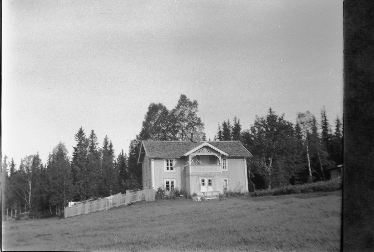 Håkon Prestkværn, Hus med gjerde.