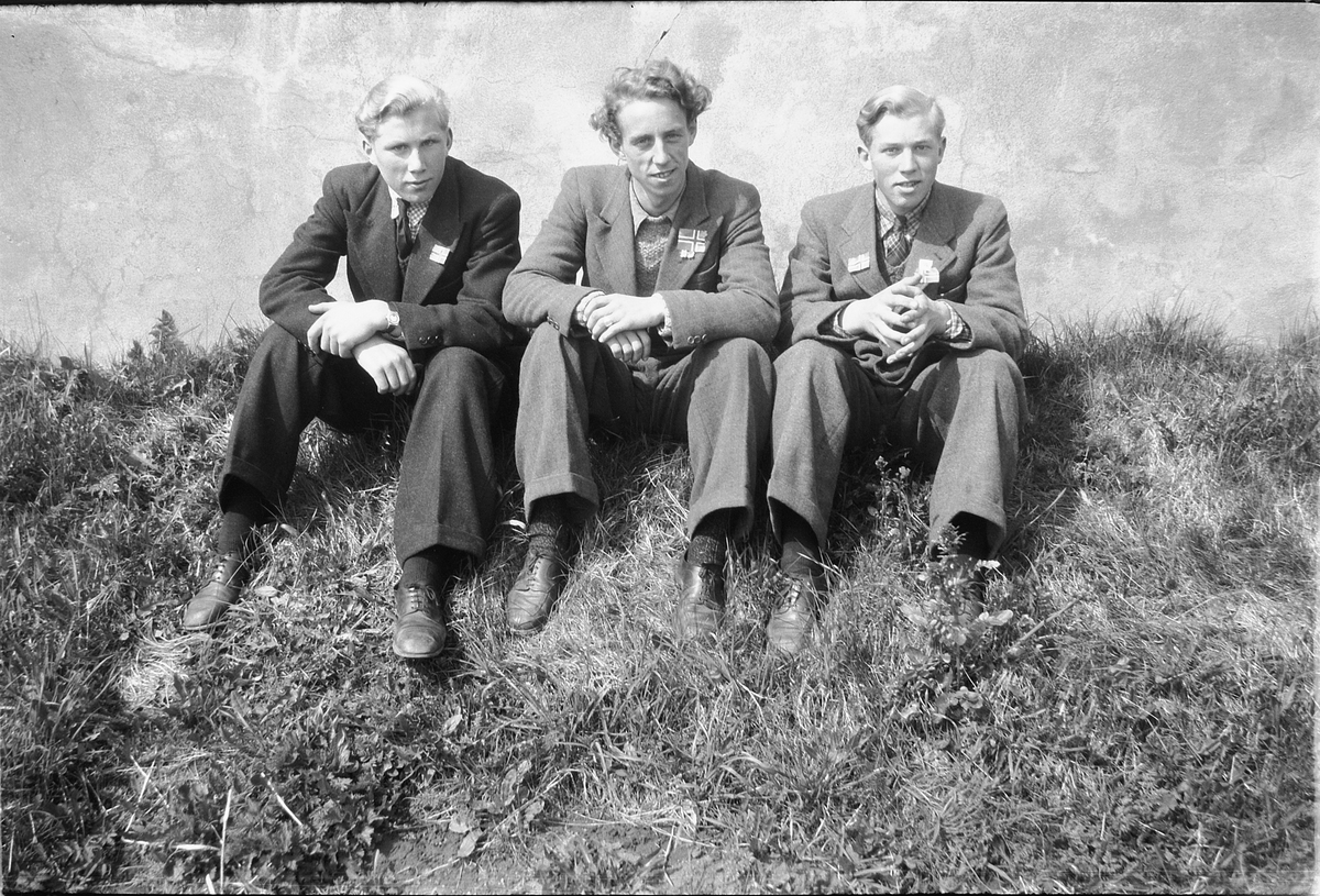 Håkon Prestkværn, Tre ukjente menn i dress.