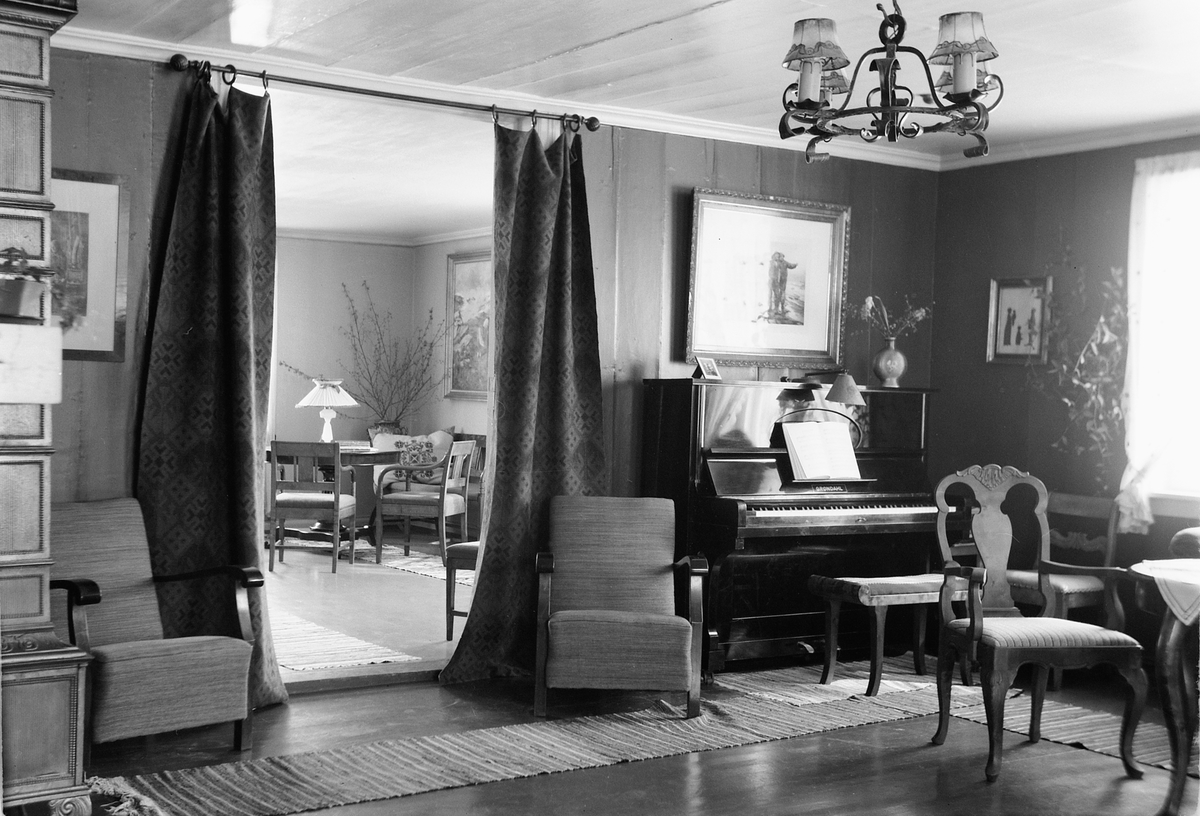 Håkon Prestkværn, Interiør, stue med piano produsert av Grøndahl, Christiania.