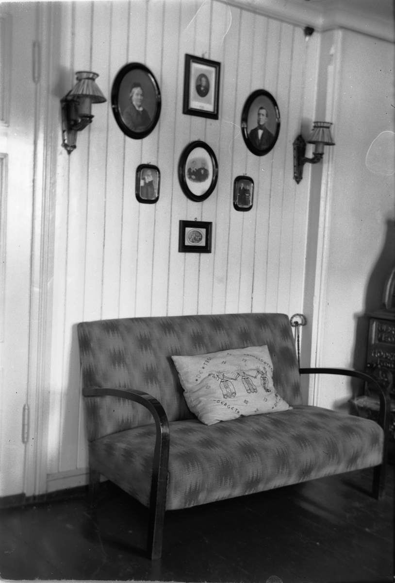 Håkon Prestkværn, Interiør, stue med sofa og bilder.