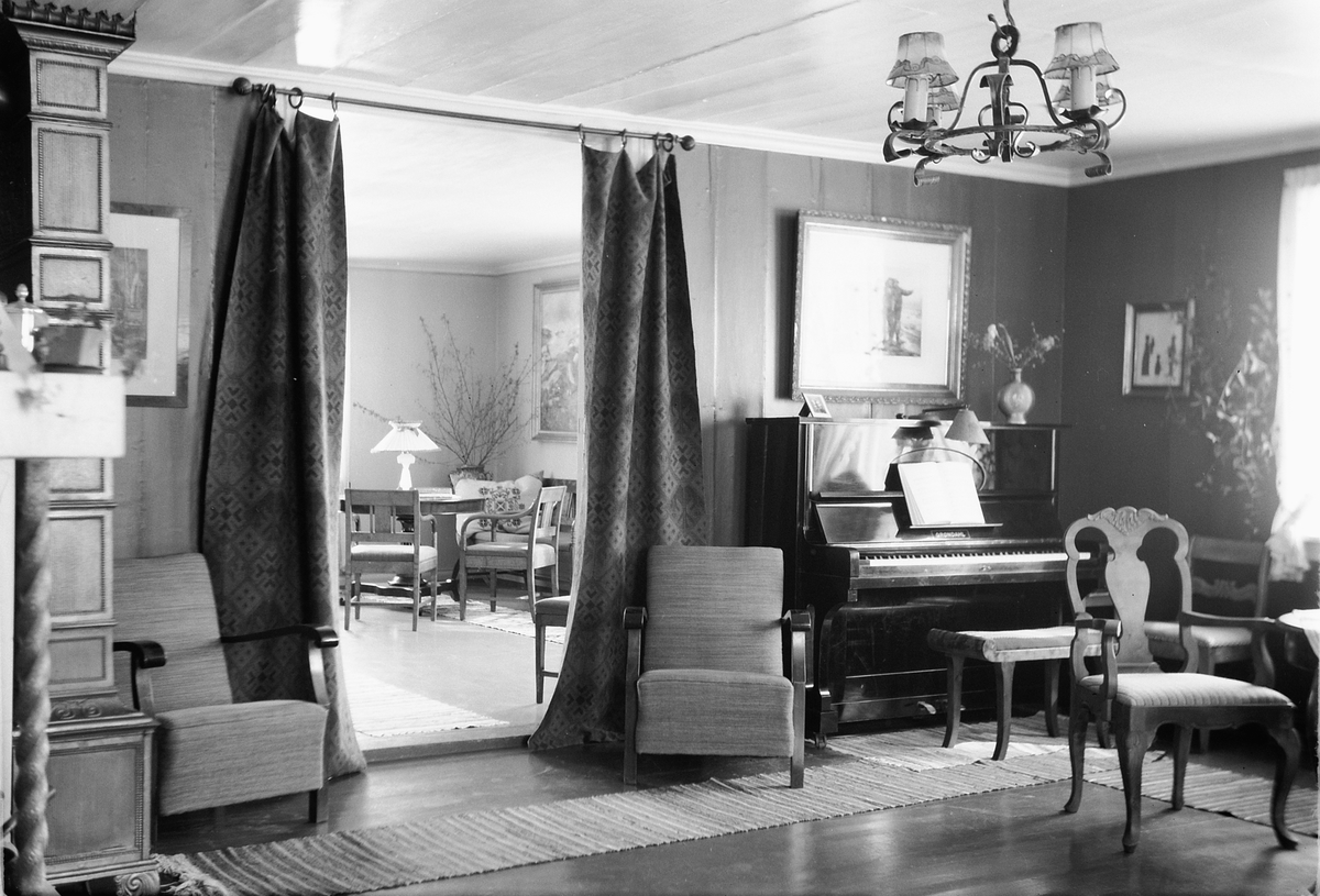 Håkon Prestkværn, Interiør, stue med piano produsert av Grøndahl, Christiania.