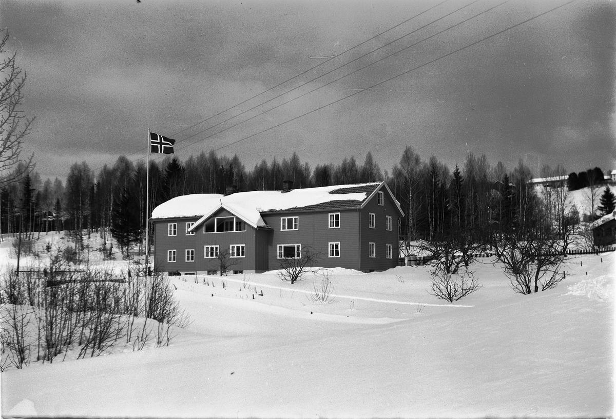Håkon Prestkværn, Eksteriør, vinter. Ukjent hus som flagger med det norske flagget.