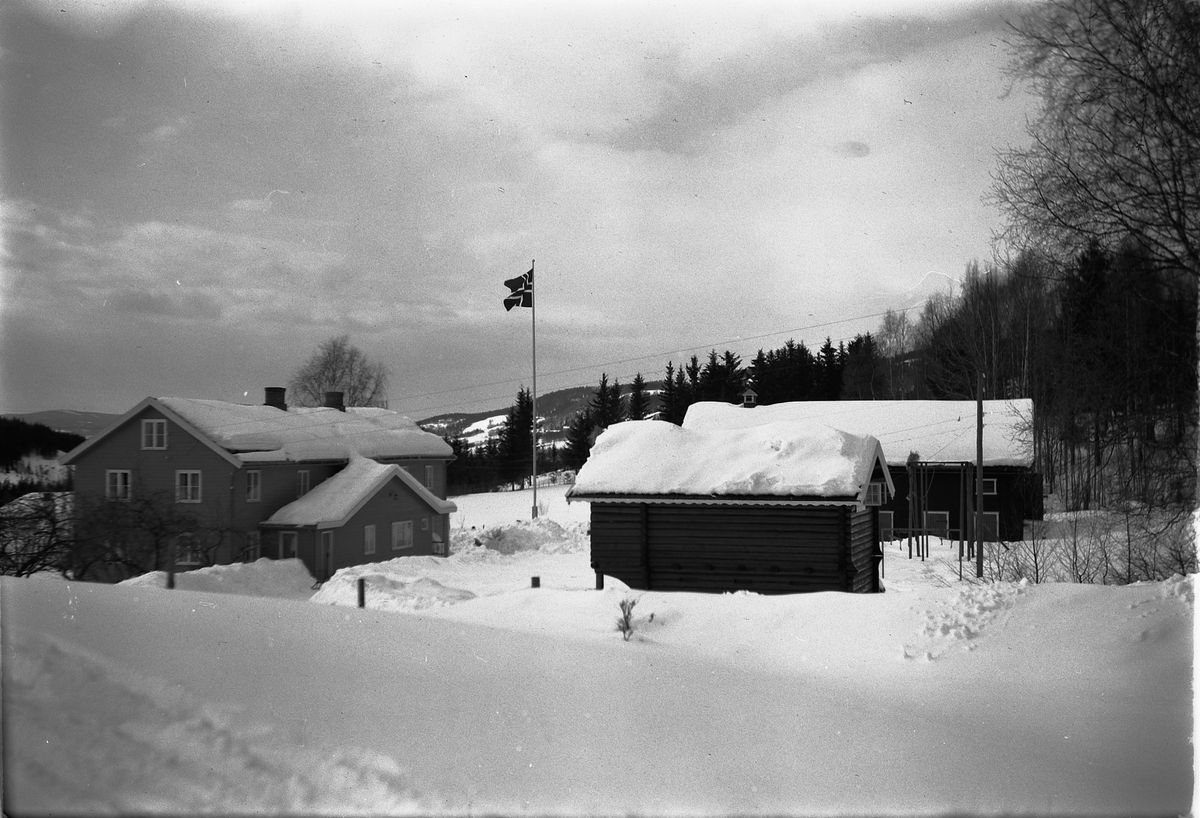 Håkon Prestkværn, Eksteriør, vinter. Ukjent hus som flagger med det norske flagget.