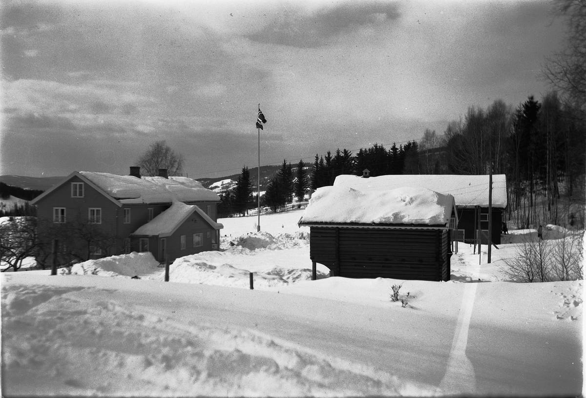 Håkon Prestkværn, Eksteriør, vinter. Ukjent hus som flagger med det norske flagget.