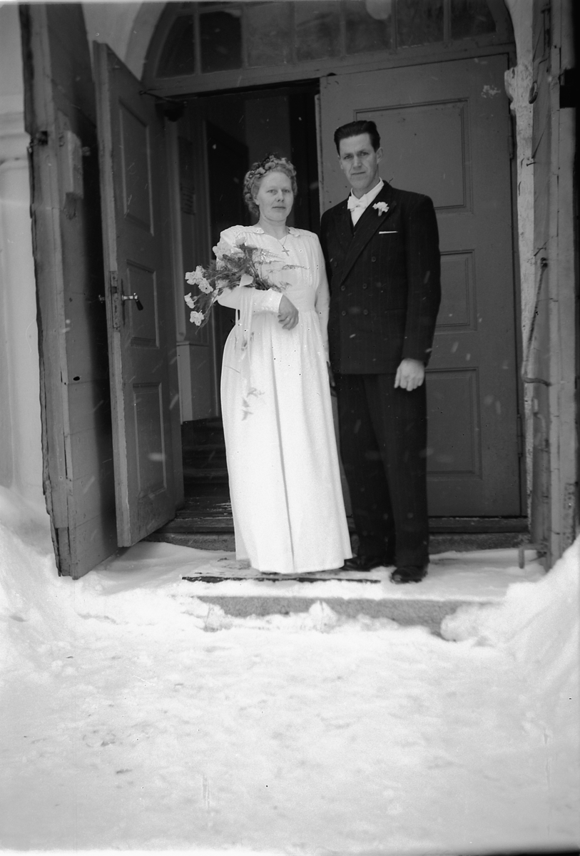 Håkon Prestkværn, Bryllup. Brudepar på trappa til Ringsaker kirke.