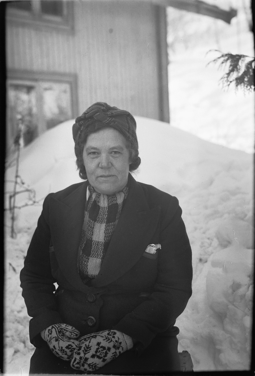 Håkon Prestkværn, Ukjent kvinne foran hus.