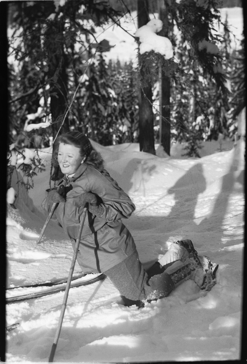 Håkon Prestkværn, Ukjent kvinne på skitur i skogen.