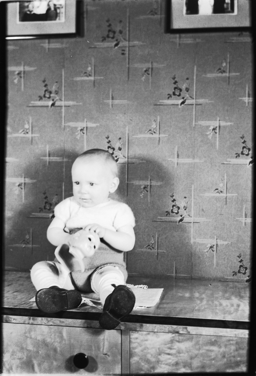 Håkon Prestkværn, En baby med en dokke.