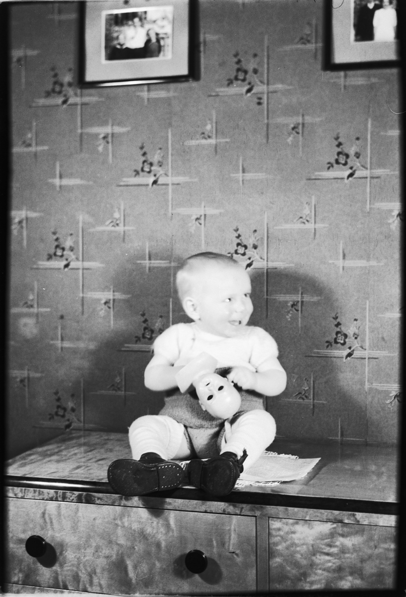Håkon Prestkværn, En baby med en dokke.