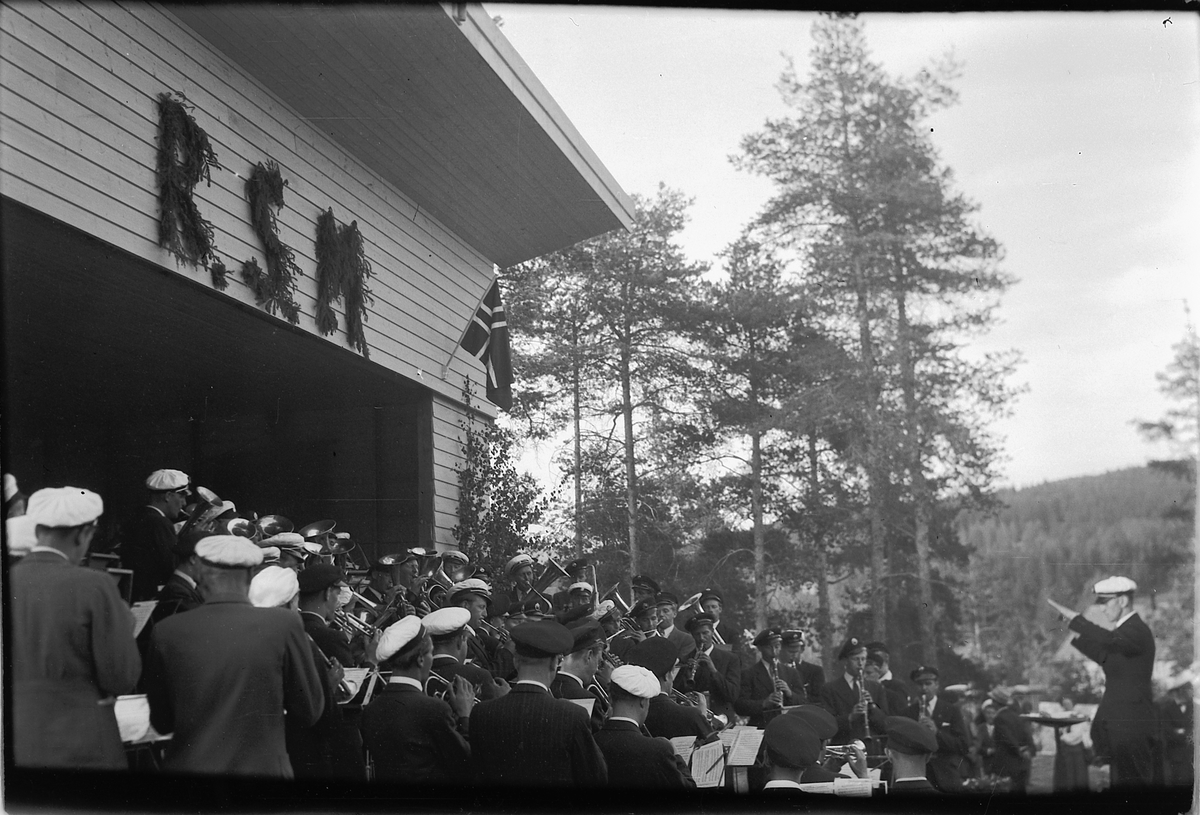 Håkon Prestkværn, Musikkorps spiller på Folkets hus i Moelv. Ringsaker sang- og musikklagsstevne, Moelv 1948. Friluftskonserten i Folkets Hus park. Fellesnummer korps.
