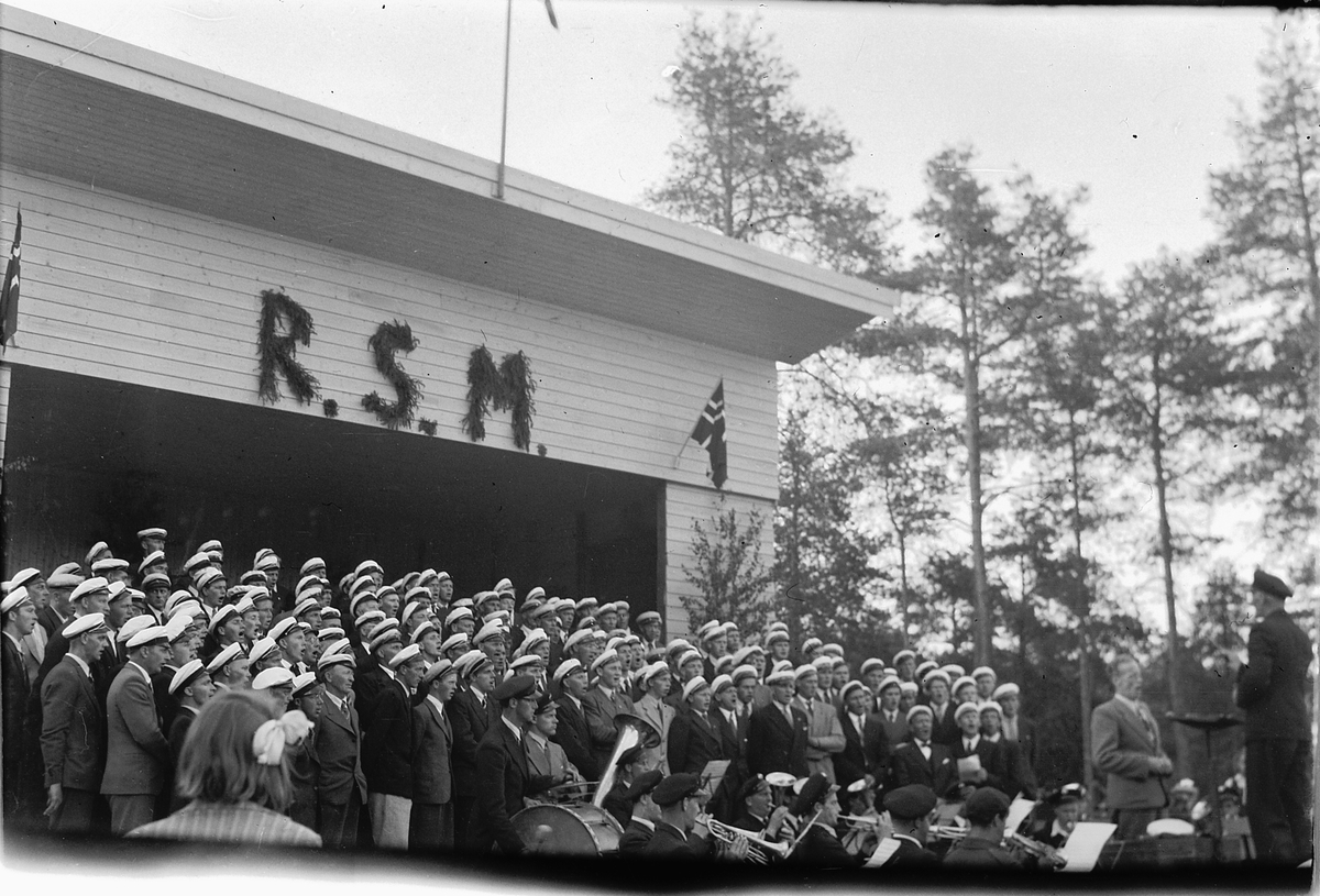 Håkon Prestkværn, Mannskor med musikkorps på Folkets Hus i Moelv. Ringsaker sang- og musikklagsstevne, Moelv 1948. Friluftskonserten i Folkets Hus park. (Avslutningsnummer med Martin Ødegaard som solist??)