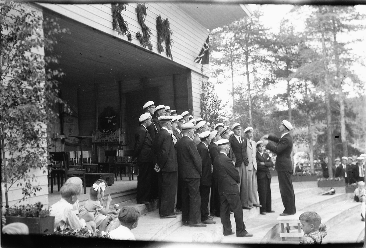 Håkon Prestkværn, Ringsaker sang- og musikklagsstevne, Moelv 1948. Friluftskonserten i Folkets Hus park. Næren Mannskor synger.