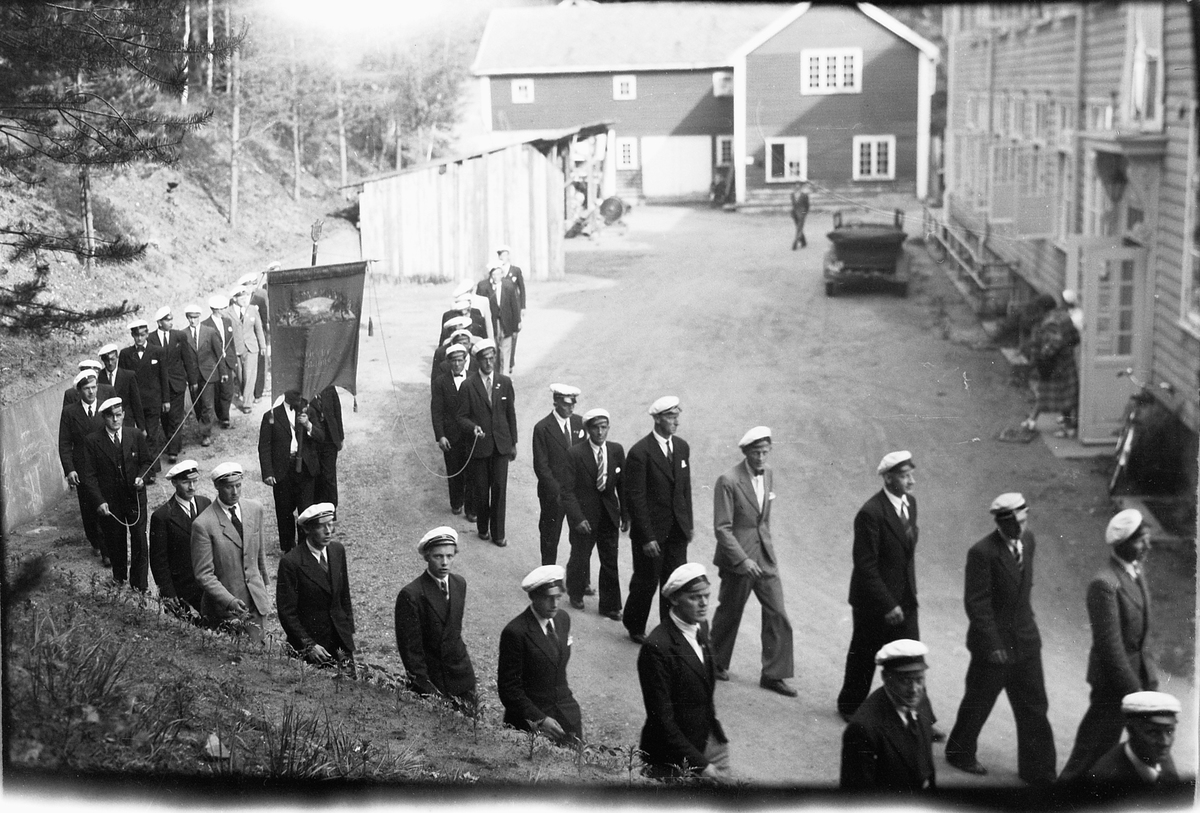 Håkon Prestkværn, Ringsaker sang- og musikklagsstevne, Moelv 1948. Oppmarsj før friluftskonserten i Folkets Hus park. Koret i forgrunnen ser ut til å være Næren Mannskor.