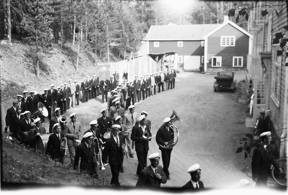 Håkon Prestkværn, Ringsaker sang- og musikklagsstevne, Moelv 1948. Et musikkorps går i tog.
