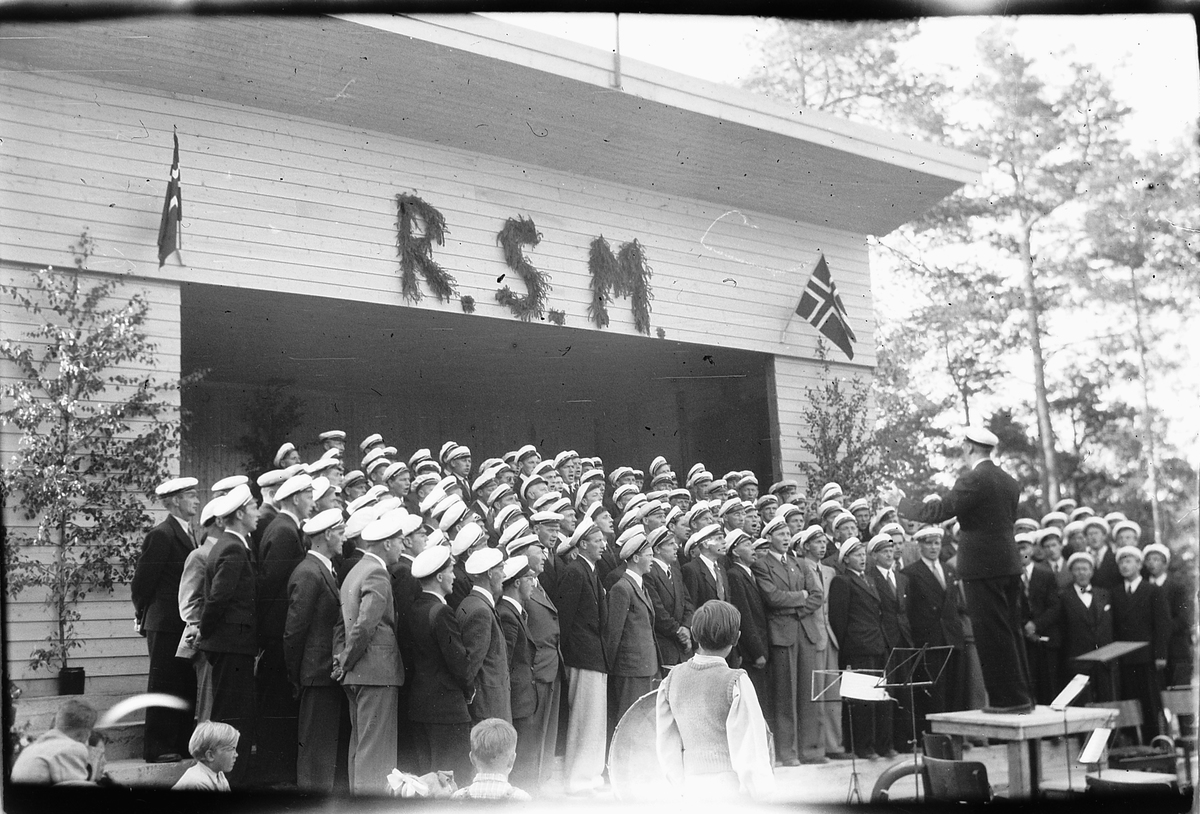 Håkon Prestkværn, Mannskor synger på Folkets Hus i Moelv. Ringsaker sang- og musikklagsstevne, Moelv 1948. Friluftskonserten i Folkets Hus park.