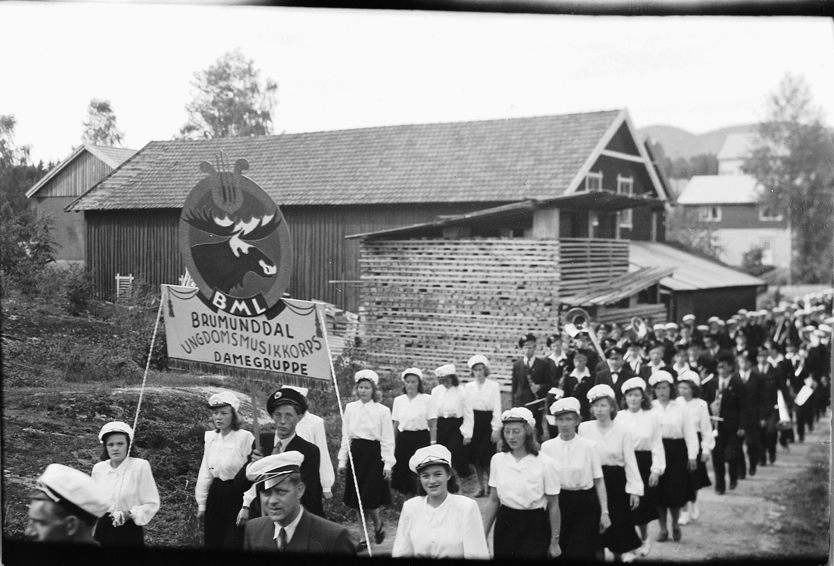 Håkon Prestkværn, Brumunddal Ungdomsmusikkorps damegruppe marsjerer sammen med andre korps og kor.