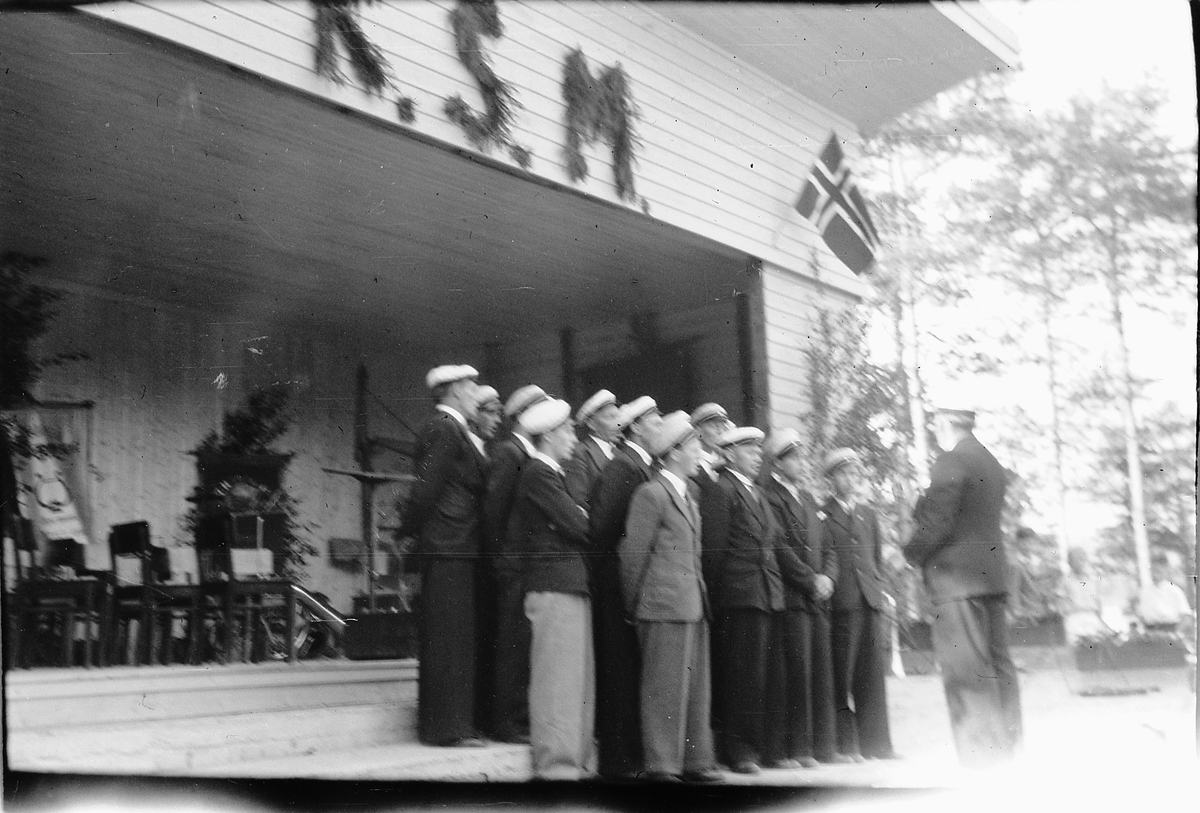 Håkon Prestkværn, Mannskor synger på Folkets Hus i Moelv. Ringsaker sang- og musikklagsstevne, Moelv 1948. Friluftskonserten i Folkets Hus park.