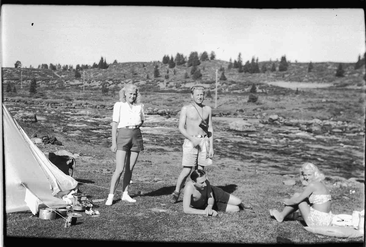 Håkon Prestkværn, På telttur på fjellvidda med primus og kjeler.