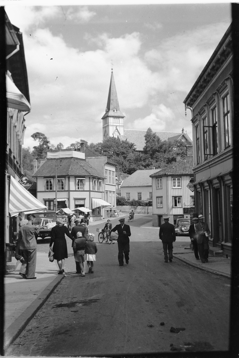 Håkon Prestkværn, GRIMSTAD. KIRKEN I BAKGRUNNEN.