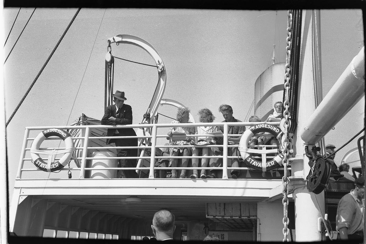 Håkon Prestkværn, Passasjerer ombord på MS Haugesund som gikk i rute Stavanger-Haugesund fra 1948 til slutten av 60 tallet. Båt, Ferje.