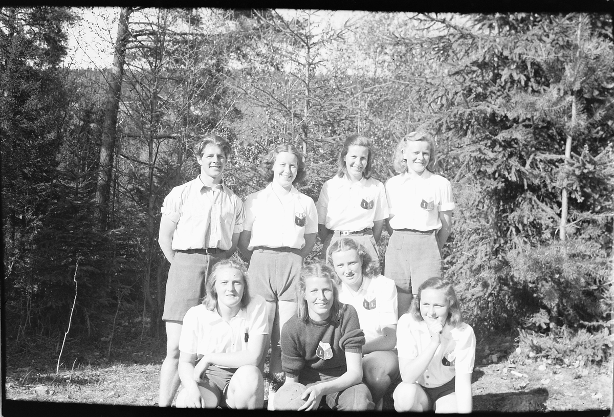 Håkon Prestkværn, MOELV IDRETTSLAG HÅNDBALLGRUPPE, DAMER. 1 REKKE F. V. JENNY TRANGET, JORUNN ROSENBORG, KARIN BJØRKLUND, ASTRID TALLHAUG. 2 REKKE F. V. ØYVIND KRISTIANSEN TRENER, MARGRETE HAGEN, INGER HAUGEN, ALFHILD ROSENBORG.
