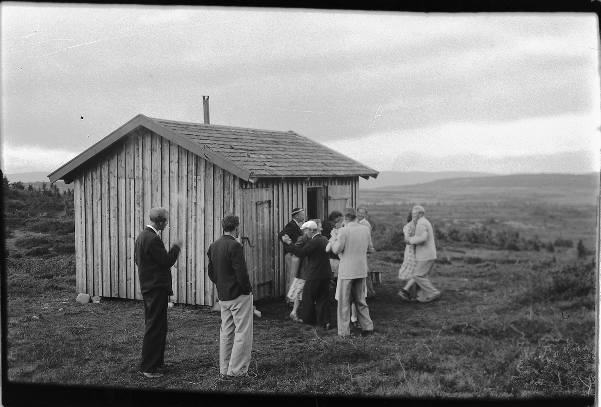 Håkon Prestkværn, Menn og kvinner som danser foran et uthus på fjellvidda.