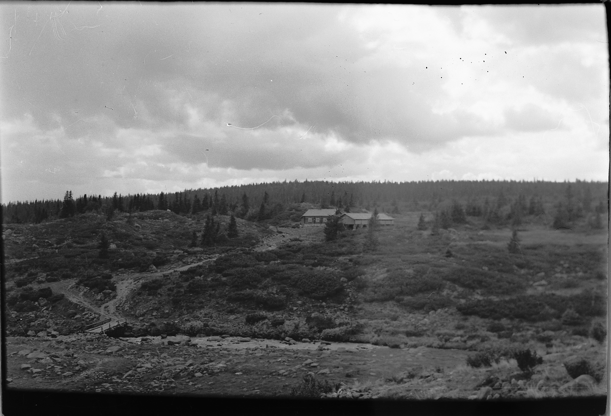 Håkon Prestkværn, Snultra seter i Øyer, fotografert fra østsiden av elva Skolla. Setra tilhører Steinberg i Ringsaker. Sæter.