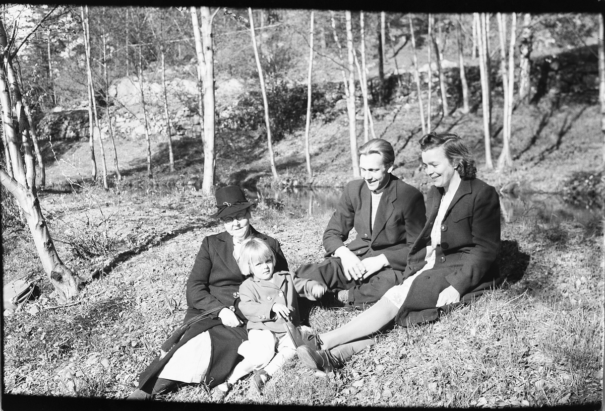 Håkon Prestkværn, To ukjente kvinner og en mann med ei jente i skogen.