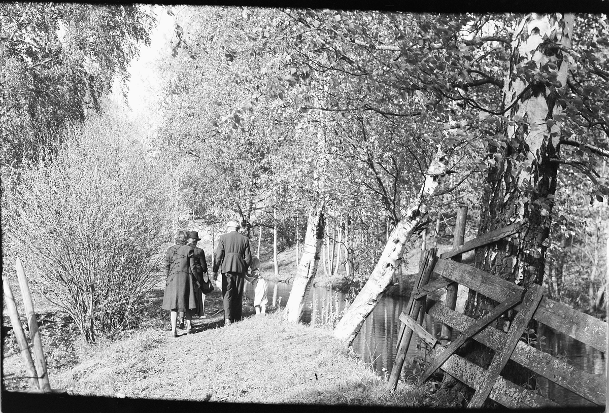 Håkon Prestkværn, To ukjente kvinner og en mann med ei jente i skogen.