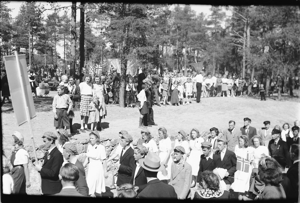 Håkon Prestkværn, 17. mai i Moelv med russ og norske flagg.